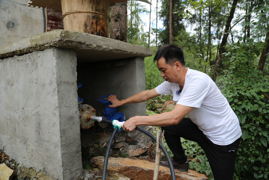 陈永太正在检查出水管道。记者 李运钊 摄影