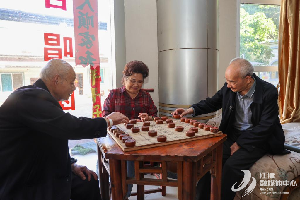 李茂与老人们一起下棋