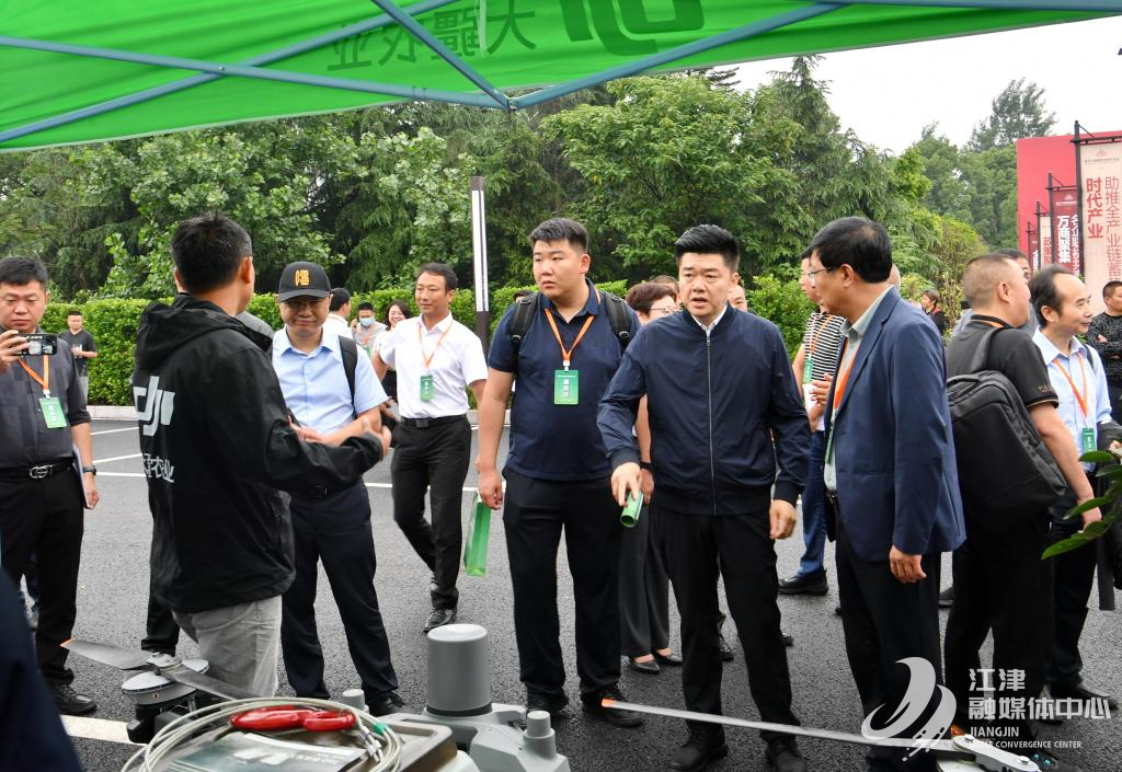 与会人员参观展区