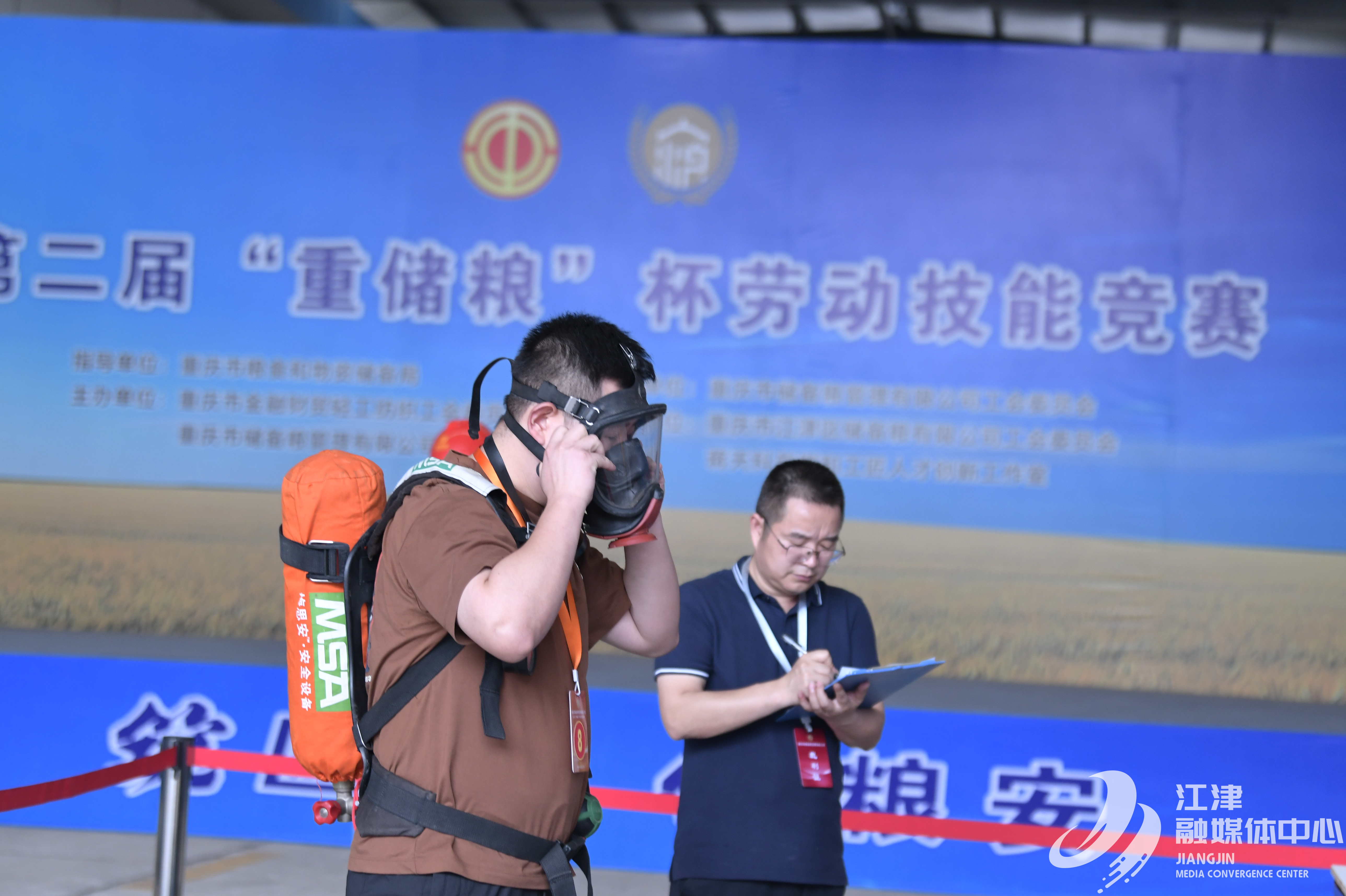 佩戴正压式空气呼吸器和五点式安全带项目考核中