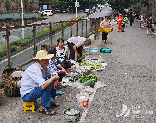 农民自产自销 市民就近买菜 鼎山街道临时便民服务点提升群众幸福感