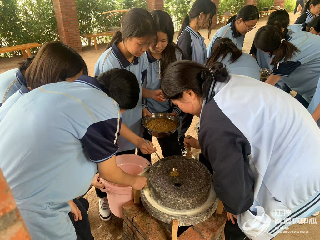 学校将心理健康融入劳动活动