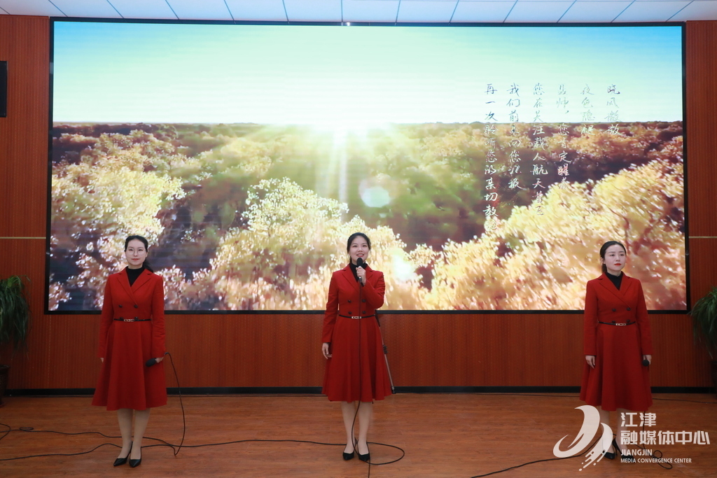 图为聂荣臻元帅陈列馆成员正在朗诵《黎明，我们向聂帅汇报》