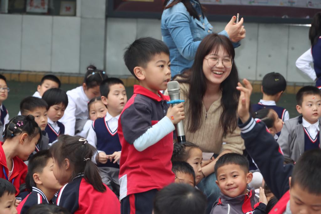 3、民警与学生互动