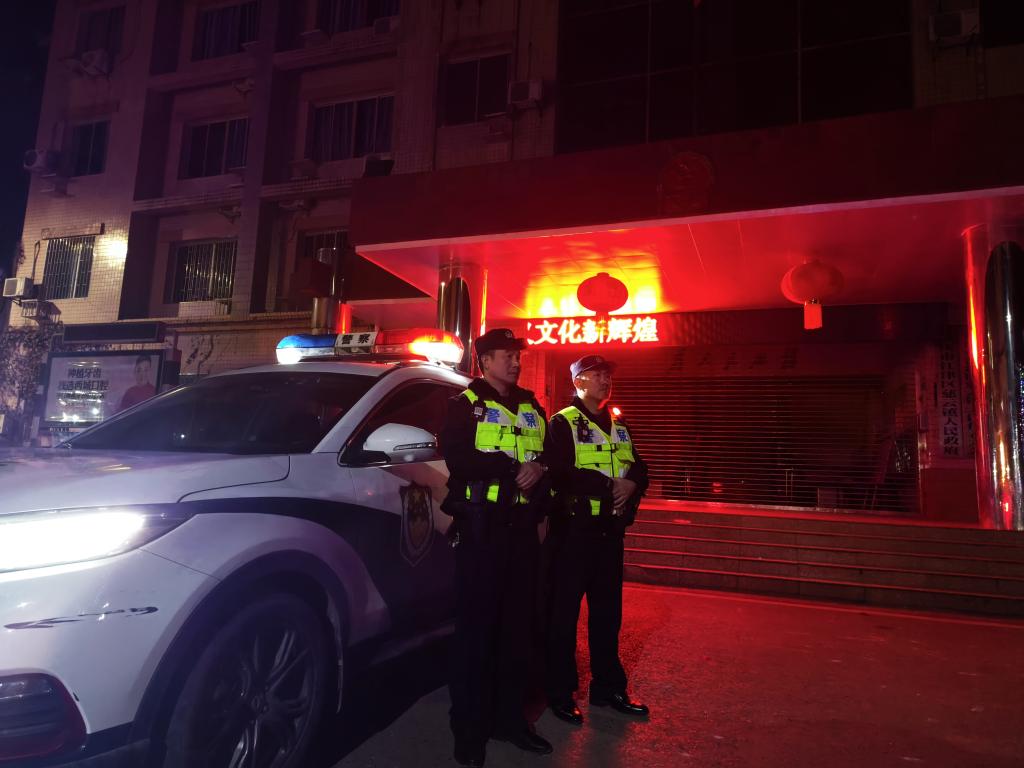 3、慈云派出所民警夜间值守巡逻