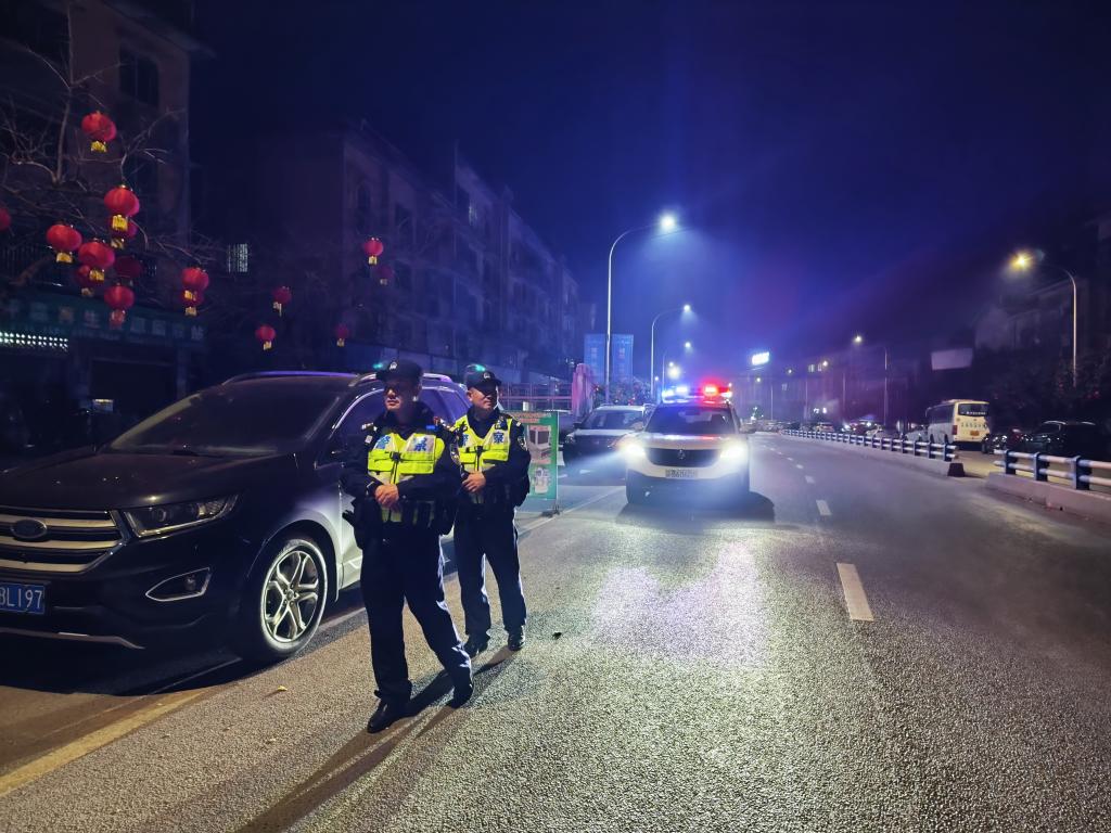 2、慈云派出所民警巡逻防控
