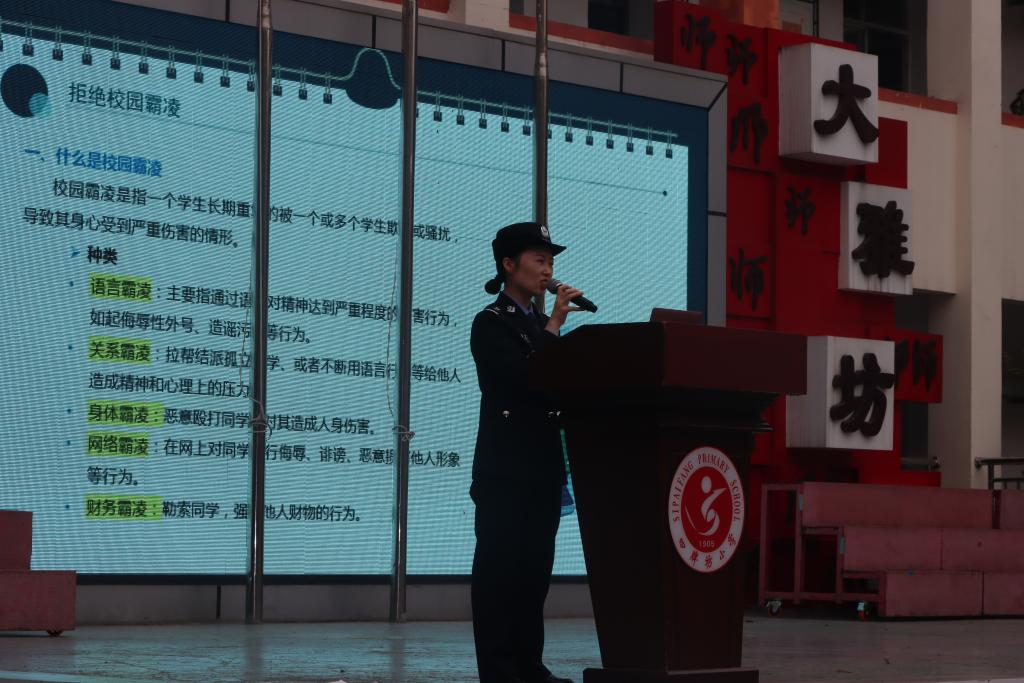 2、民警讲解安全知识