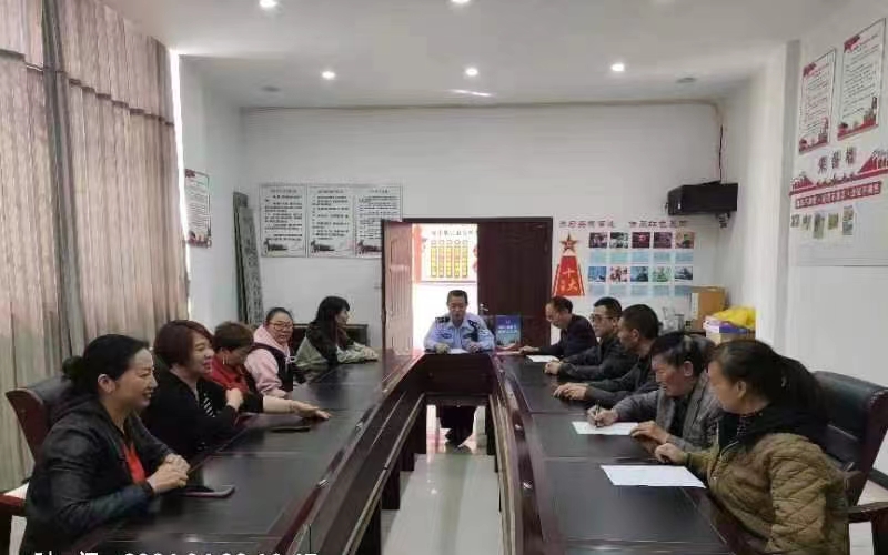 7、油溪所民警到六合村开展“四防”宣传