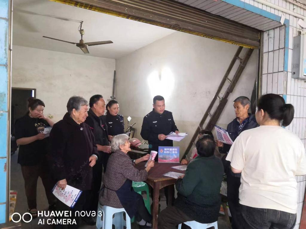 7、江津警方在高牙社区向群众报告
