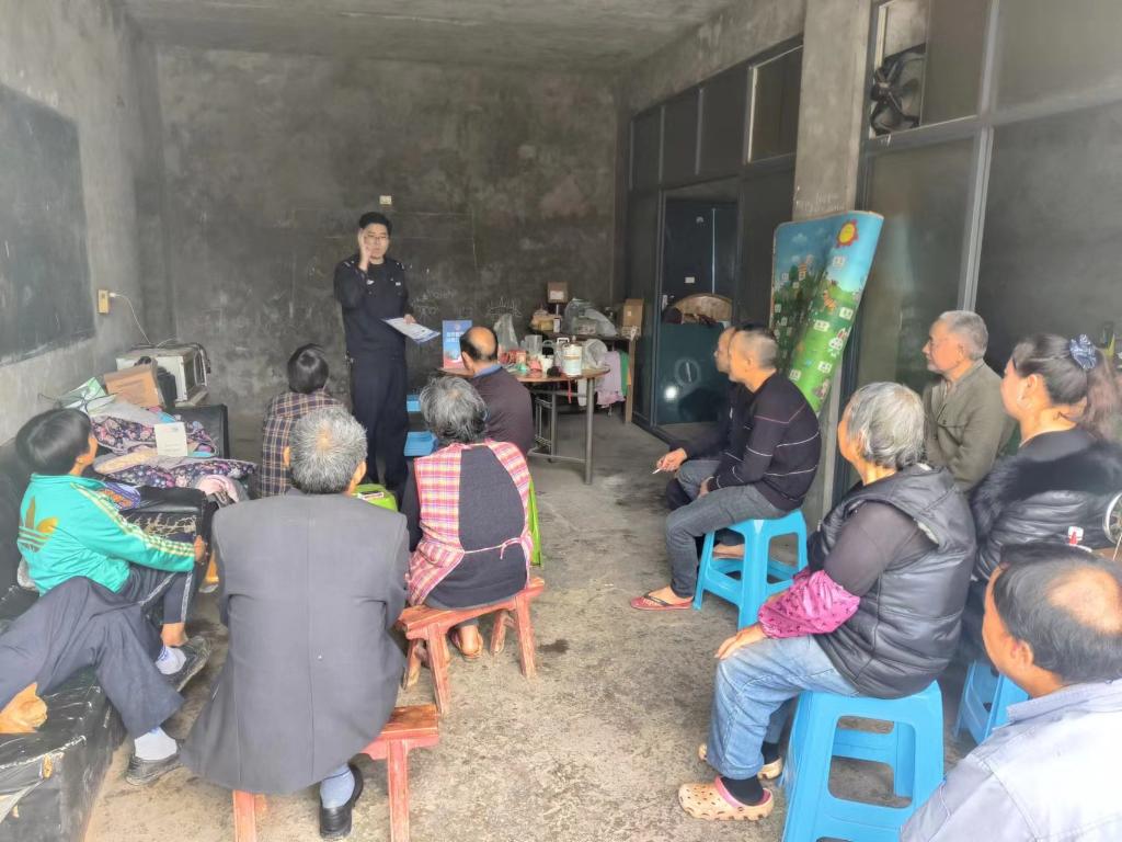 6、杜市派出所到黑滩村开展向群众报告活动