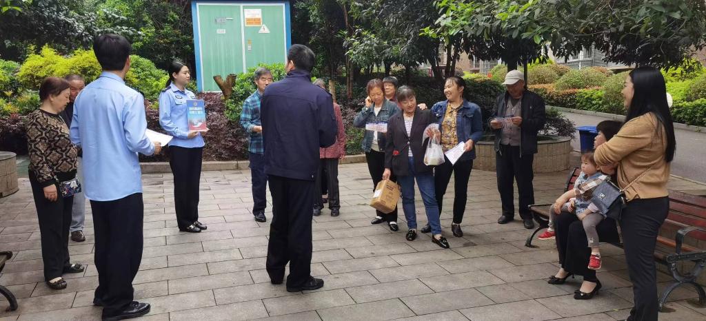5、江津警方在柑园社区向群众开展反诈宣传