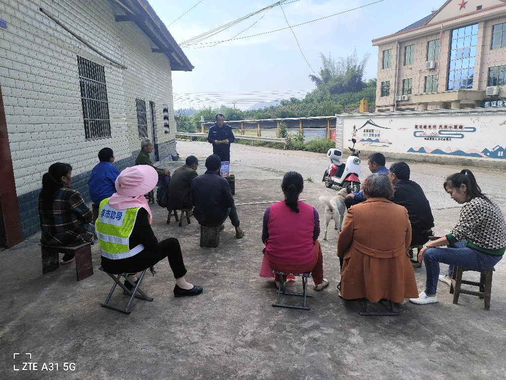 4、李市派出所民警在牌坊村开展向群众报告活动