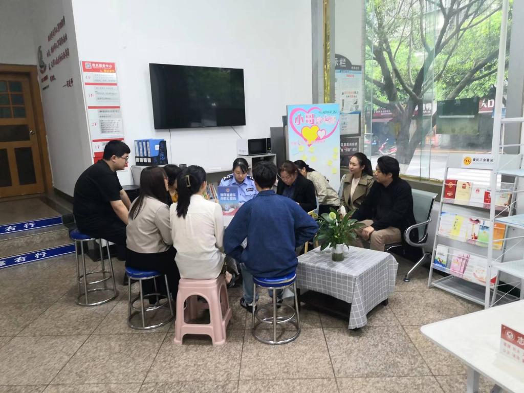 8、江津警方在柳林社区向群众开展反诈宣传