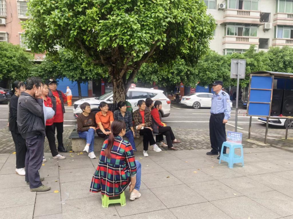 广兴派出所红新社区向群众报告照片1