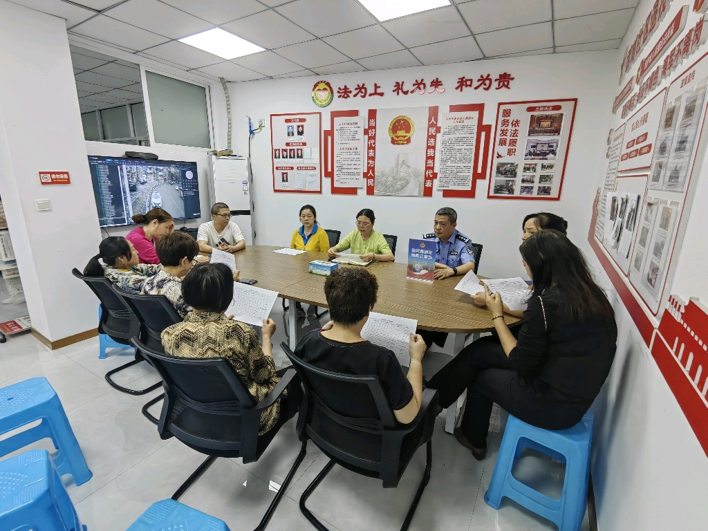 5月29日，几江派出所社区民警马骏在西关社区向群众报告