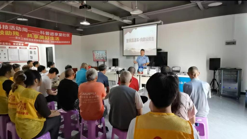 5月28日，圣泉派出所民警在享堂社区向群众报告