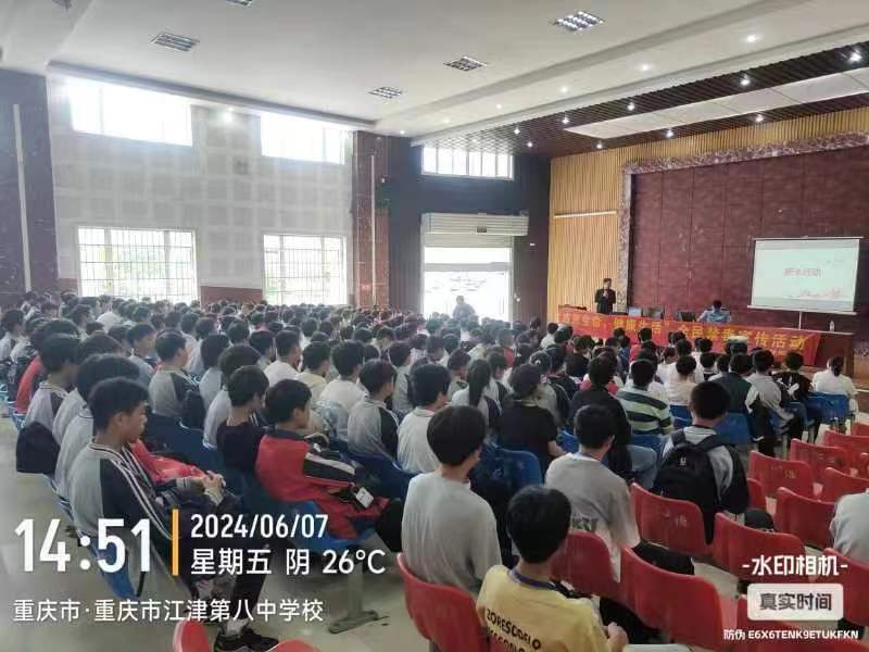 6月7日石蟆派出所民警向群众报告