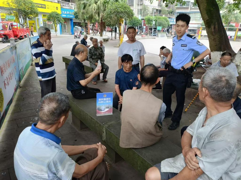 6月18日蔡家派出所在蔡家岗社区向群众报告