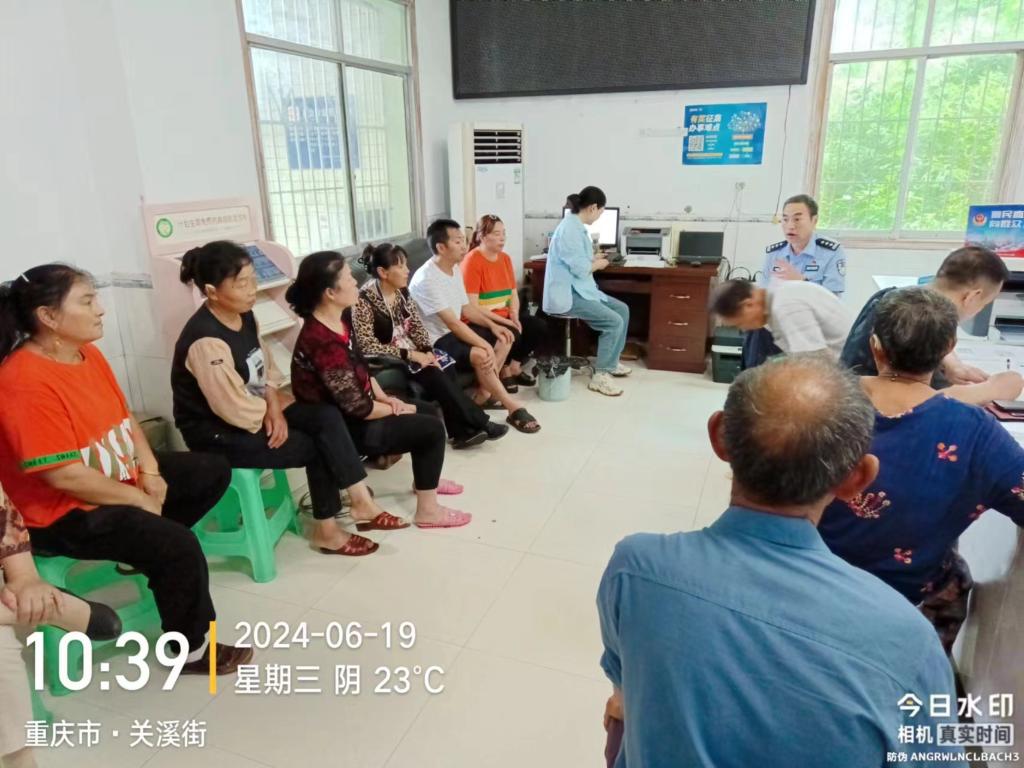 6月19日石蟆派出所在关溪村向群众报告