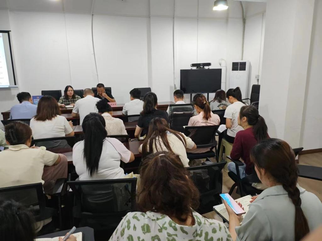 6月19日圣泉派出所在圣泉社区向群众报告