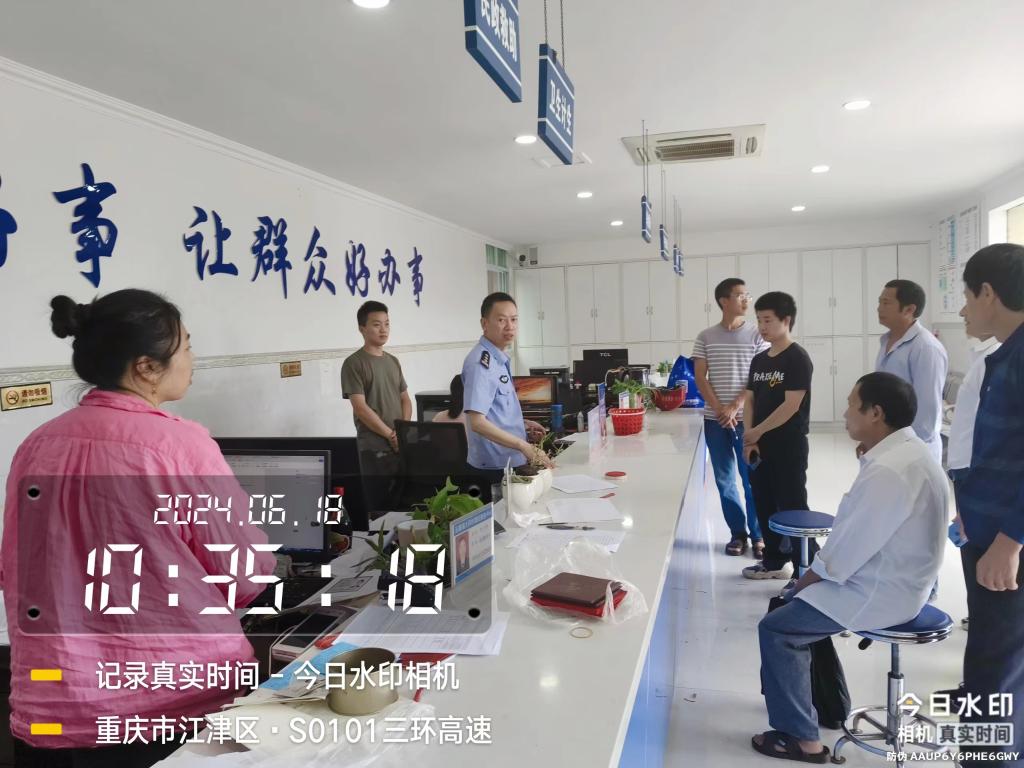 6月18日石蟆派出所在大同村向群众报告