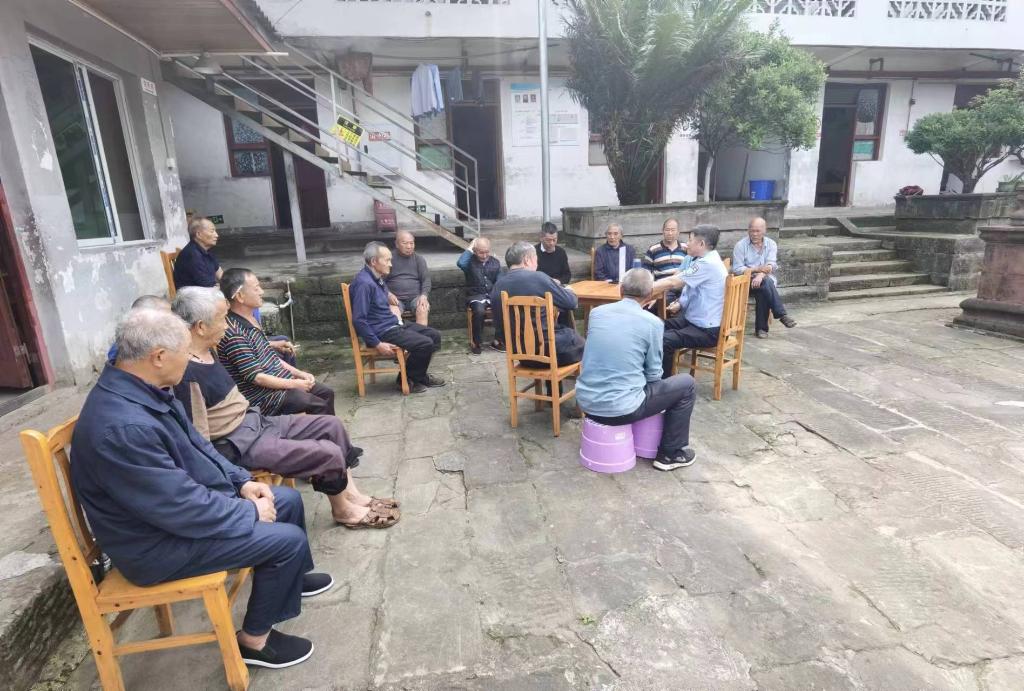 6月17日白沙分局在复建村向群众报告