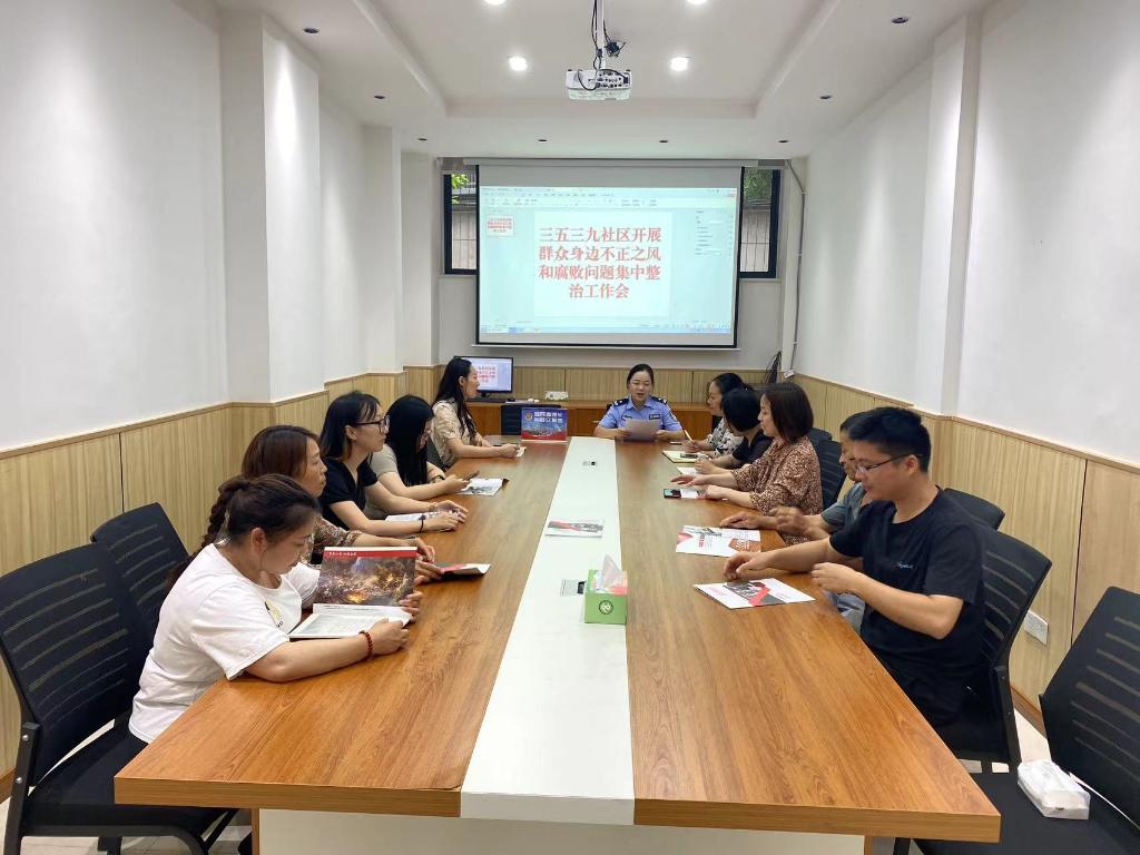 7月3日几江派出所社区民警徐倩在三五三九社区向群众报告1
