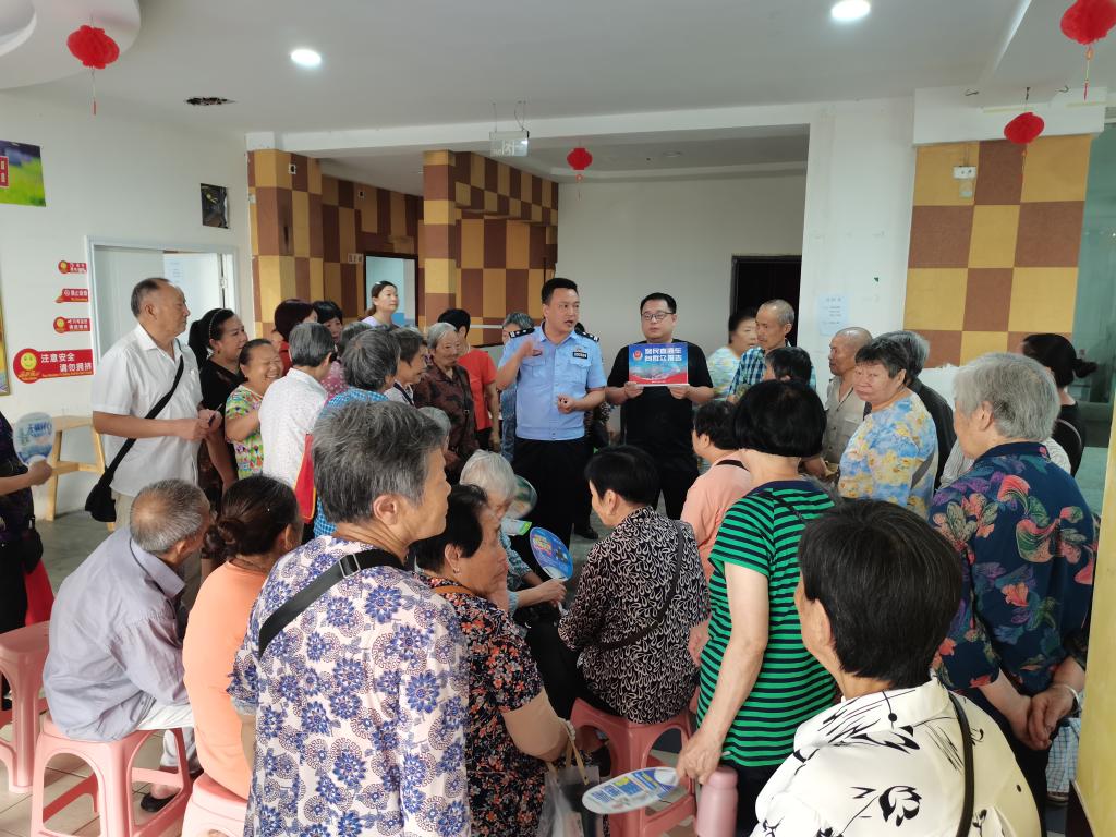 7月2日德感派出所牌坊社区向群众报告