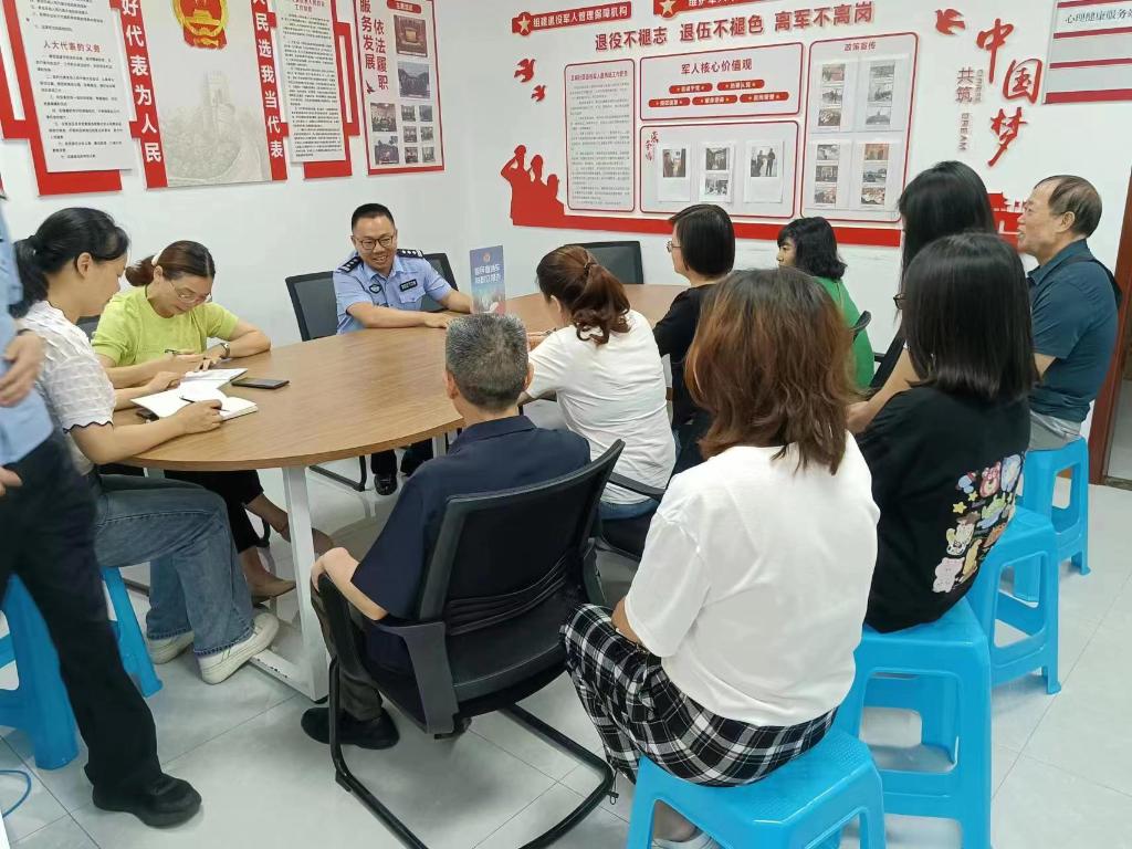 7月4日几江派出所社区民警沈勇在城南社区向群众报告