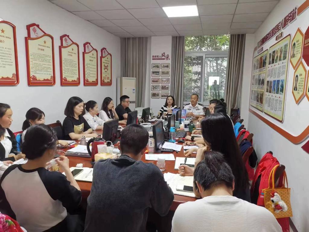 7月1日社区民警黄建伟在桥南社区向群众报告1