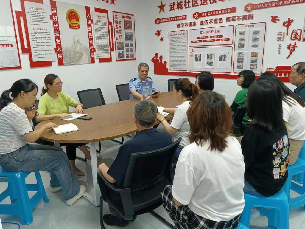 7月4日几江派出所社区民警马骏在武城社区向群众报告1