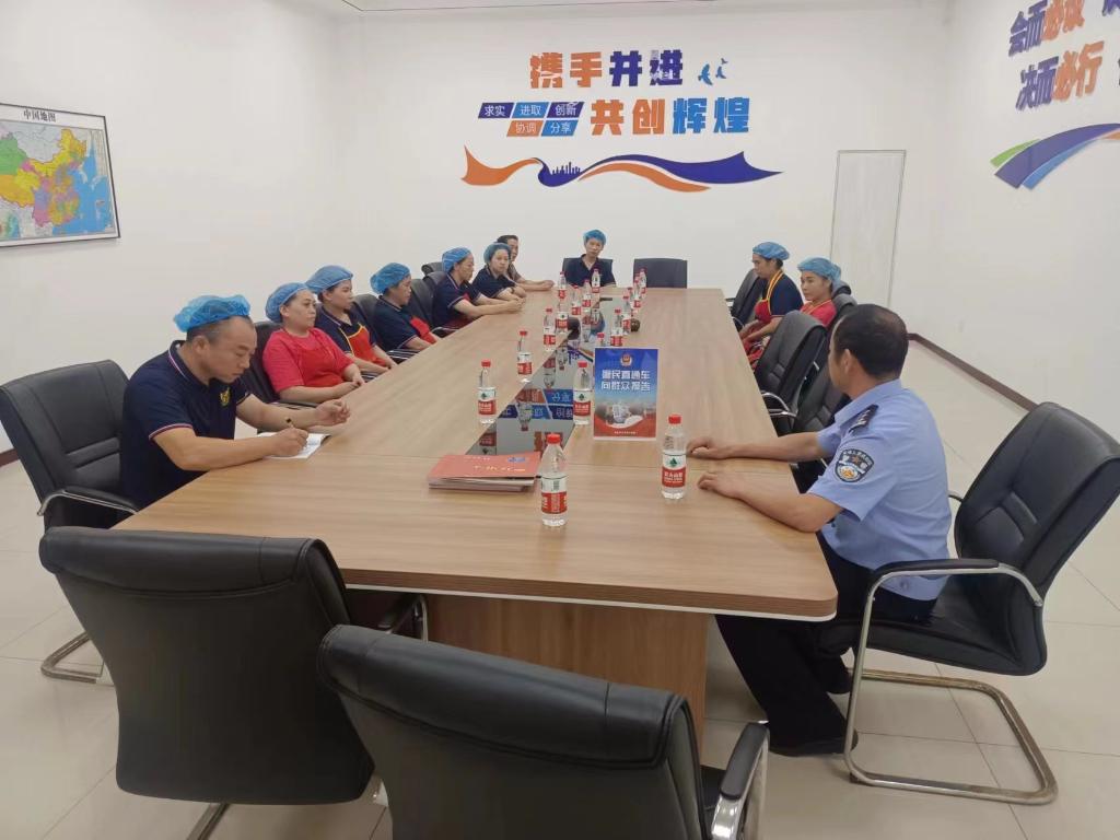 7月1日德感派出所草坝社区向群众报告