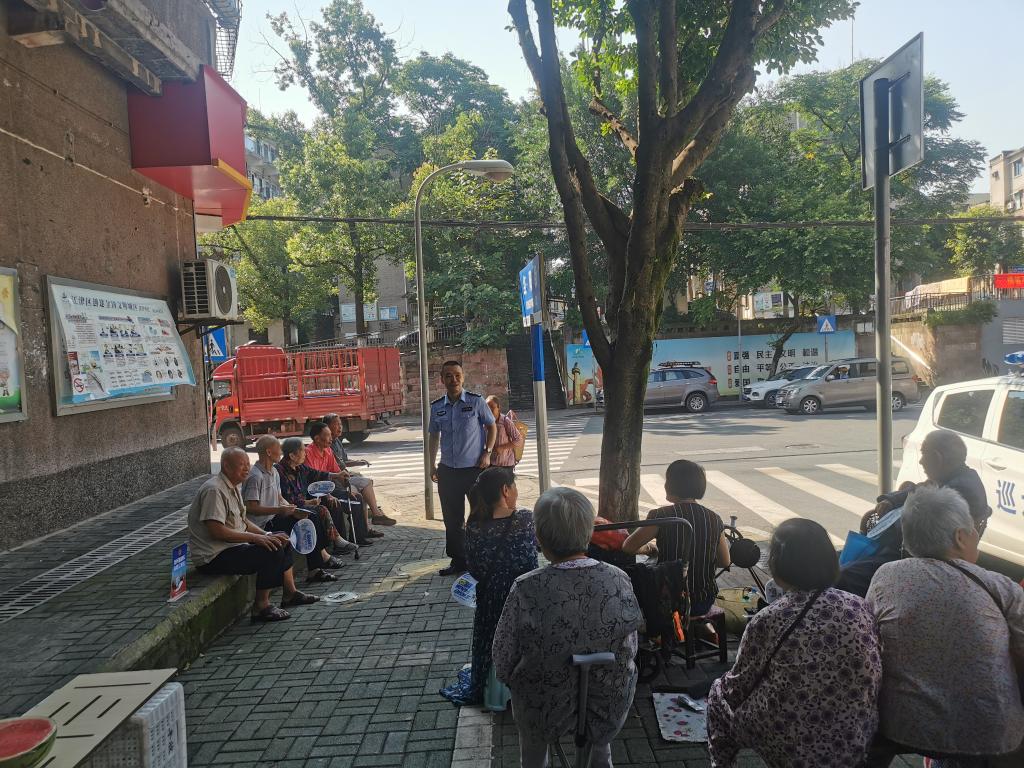 7月2日德感派出所东方红社区向群众报告