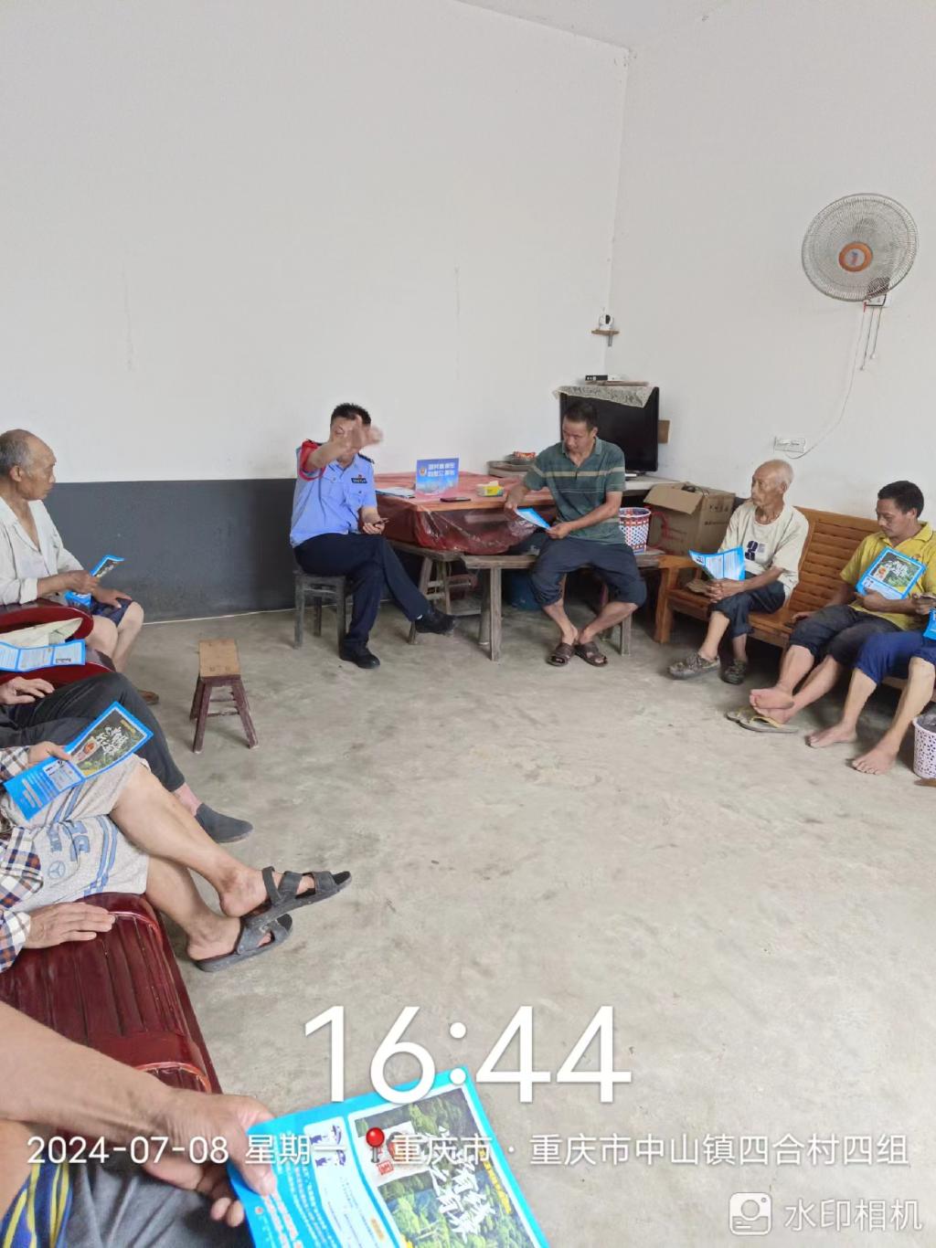 7月8日中山派出所民警朱江胜在四合村四组向群众报告 (2)
