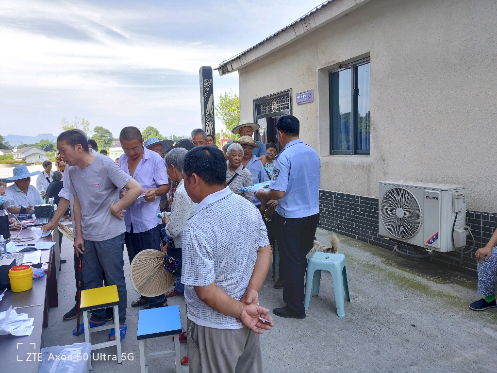 7月15日永兴派出所民警在旸岩村向群众报告