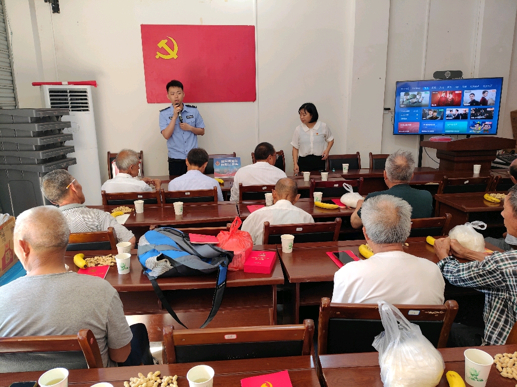 7月9日吴滩派出所民警在共和村向群众报告