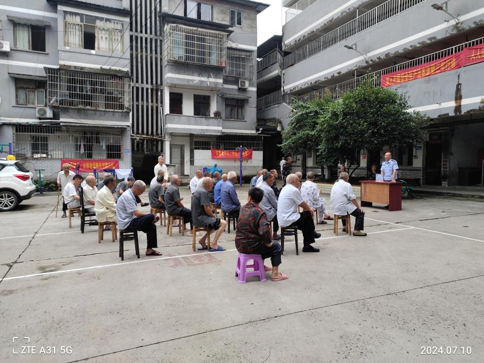 7月10日先锋派出所民警在麻柳村向群众报告