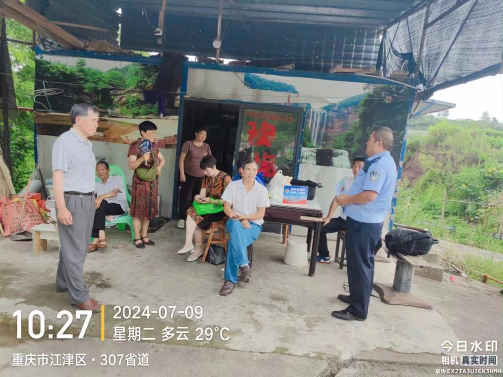 7月9日柏林派出所民警在兴农村向群众报告