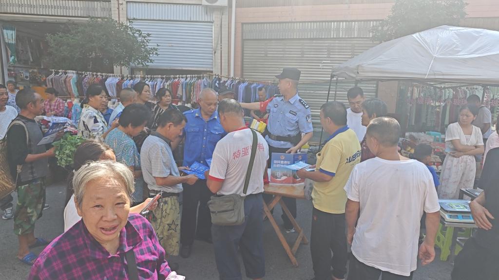 7月17日西湖派出所民警在河坝社区向群众报告