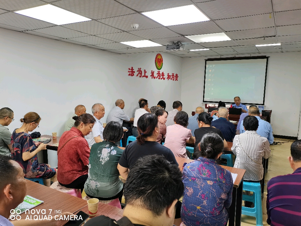 7月11日石门派出所民警在平等社区向社区宣传