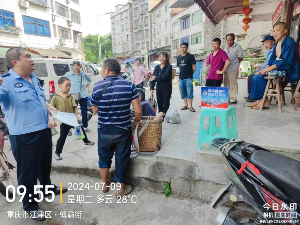 7月9日柏林派出所民警在复兴村向群众报告