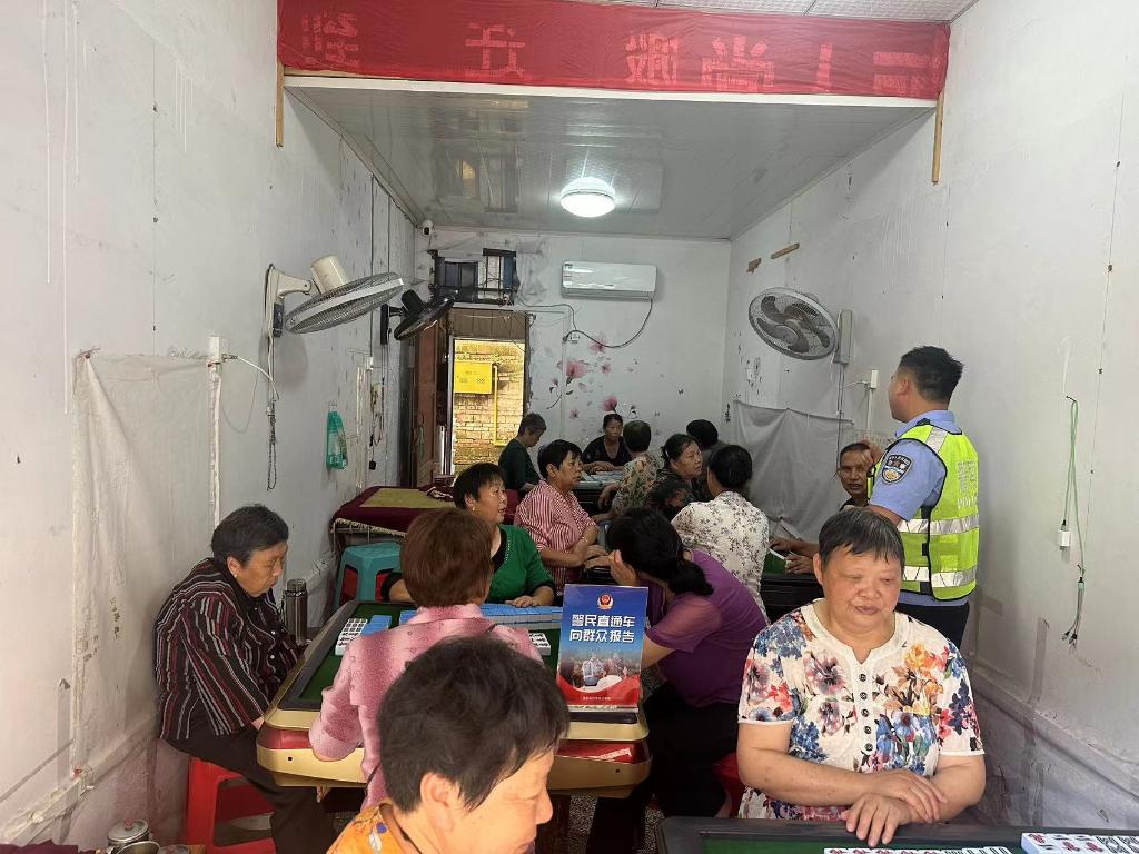 7月4日朱杨派出所民警在福宝村向群众报告