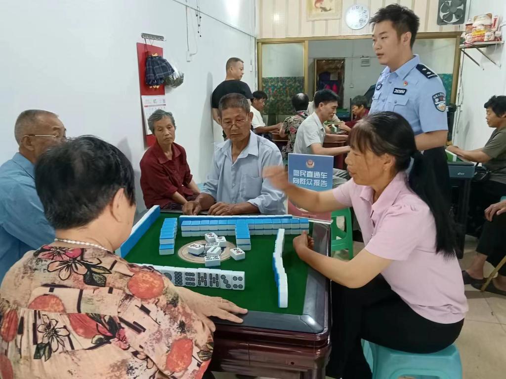 7月11日先锋派出所民警在夹滩社区向群众报告