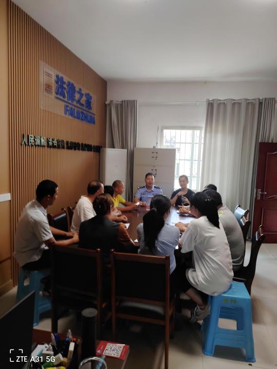 7月4日先锋派出所民警在保坪村向群众报告