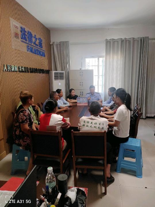 7月17日先锋派出所民警在保坪村向群众报告