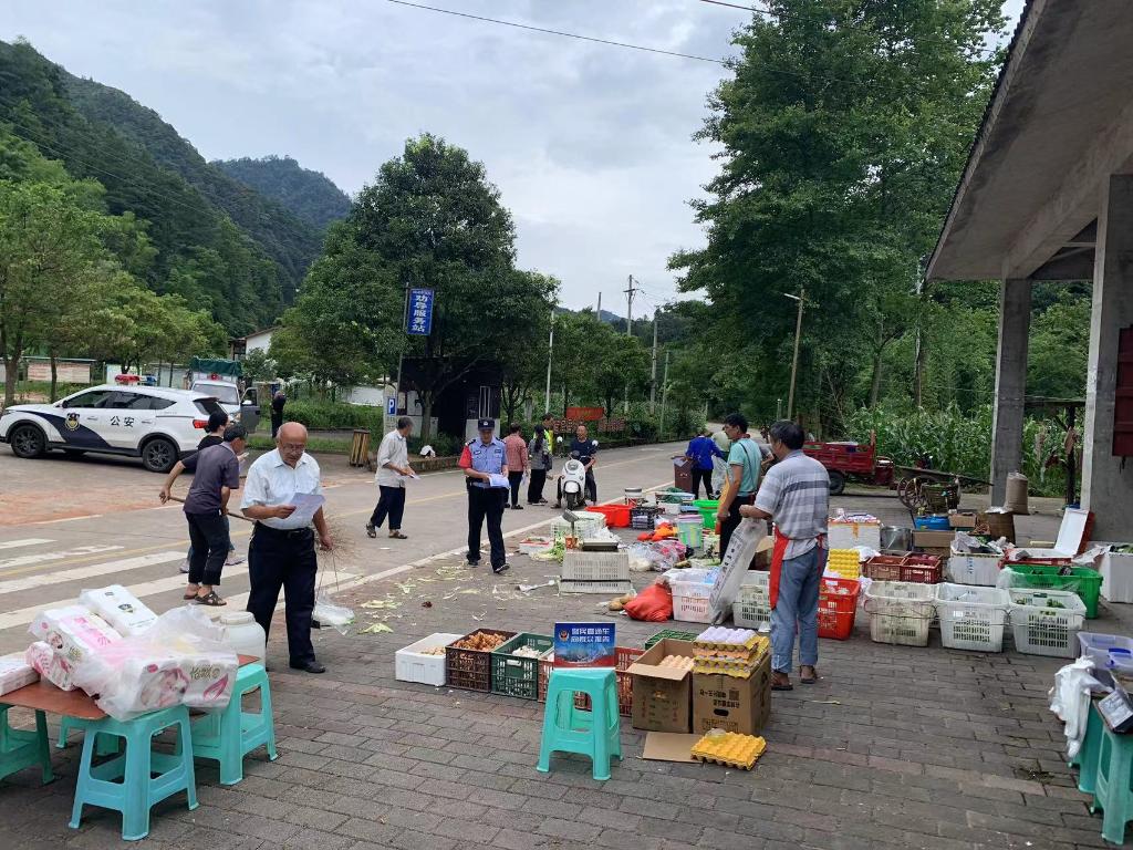 7月5日四面山派出所民警在洪洞村向群众报告