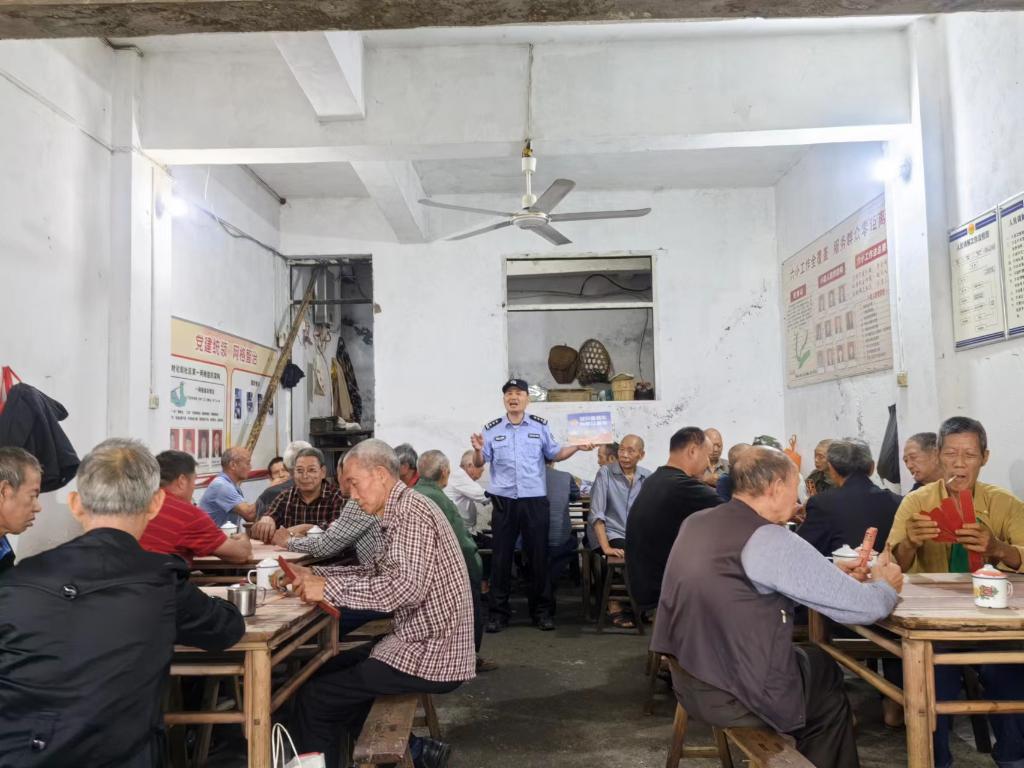 7月1日广兴派出所民警在时化街社区向群众报告