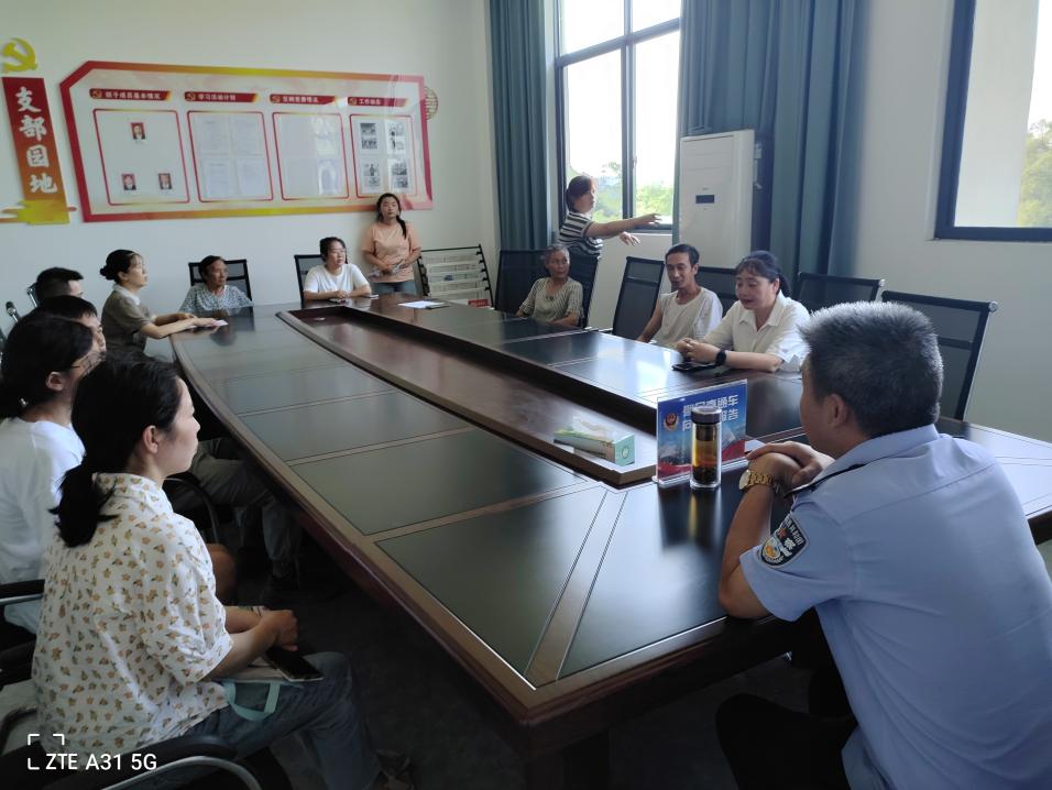 7月16日慈云派出所民警在一水村向群众报告