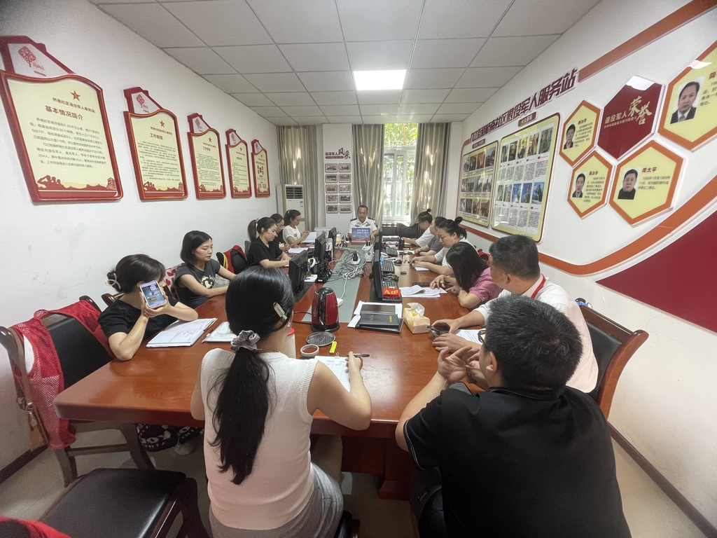 7月15日社区民警黄建伟在桥南社区向群众报告