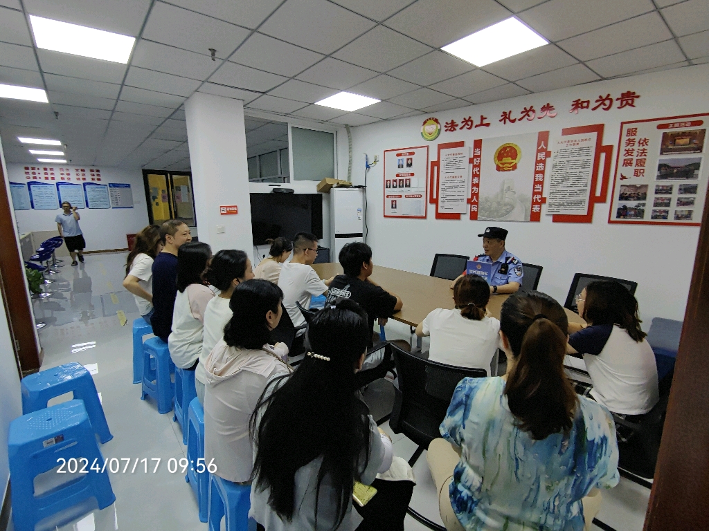 7月17日社区民警马骏在武城社区向群众报告